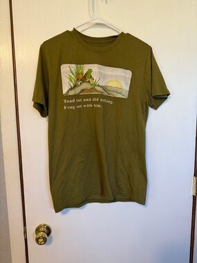 Olive Green Short-Sleeve Graphic T-Shirt with Toad & Frog Illustration